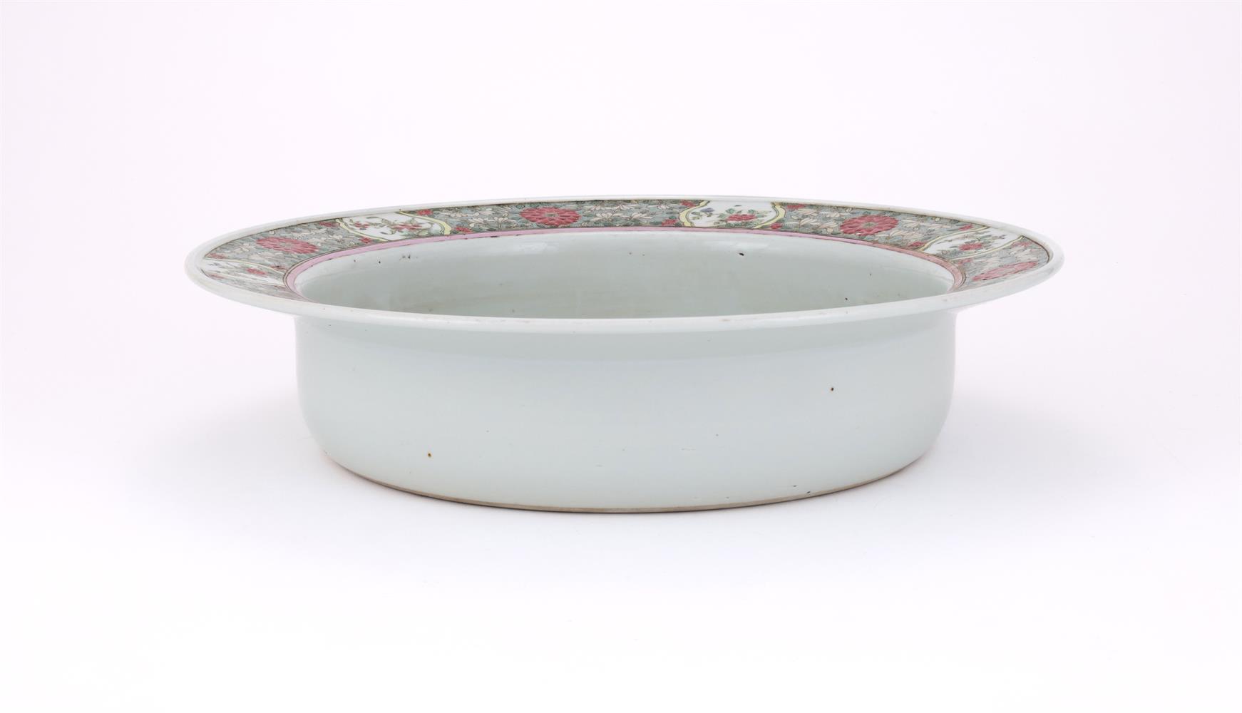 A Chinese Famille Rose 'Lotus pond' basin - Image 3 of 4