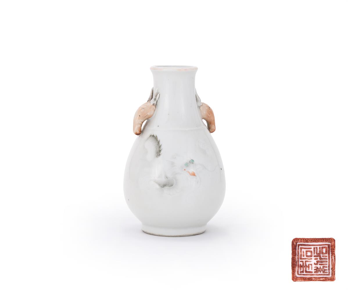 A Chinese 'dragon' vase