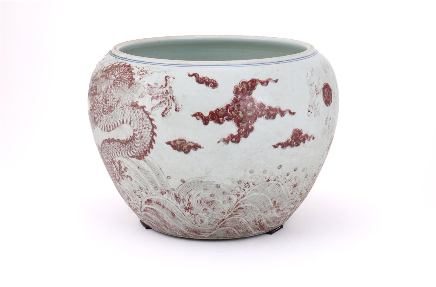 A large Chinese blue and white and underglaze red 'Dragon' jardinière - Bild 3 aus 3