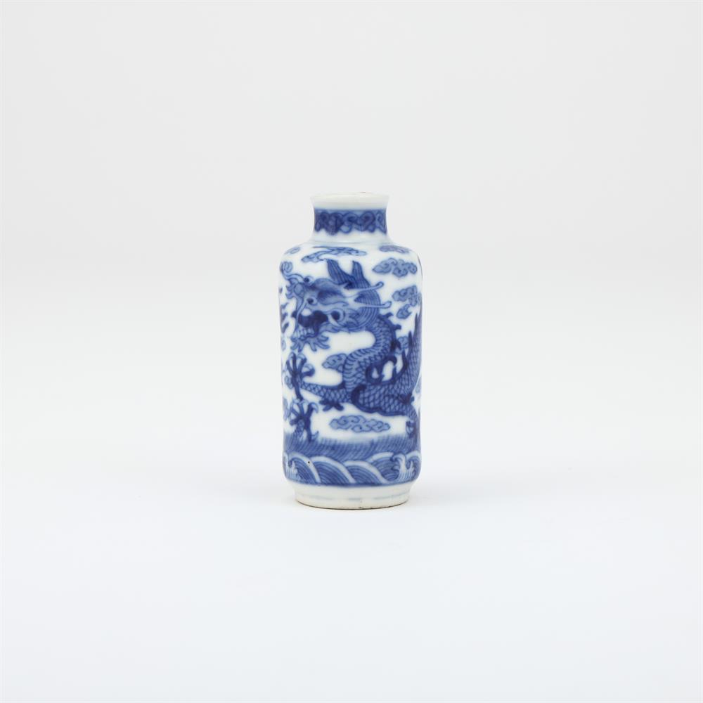 A Chinese blue and white 'Dragon' snuff bottle - Image 2 of 3