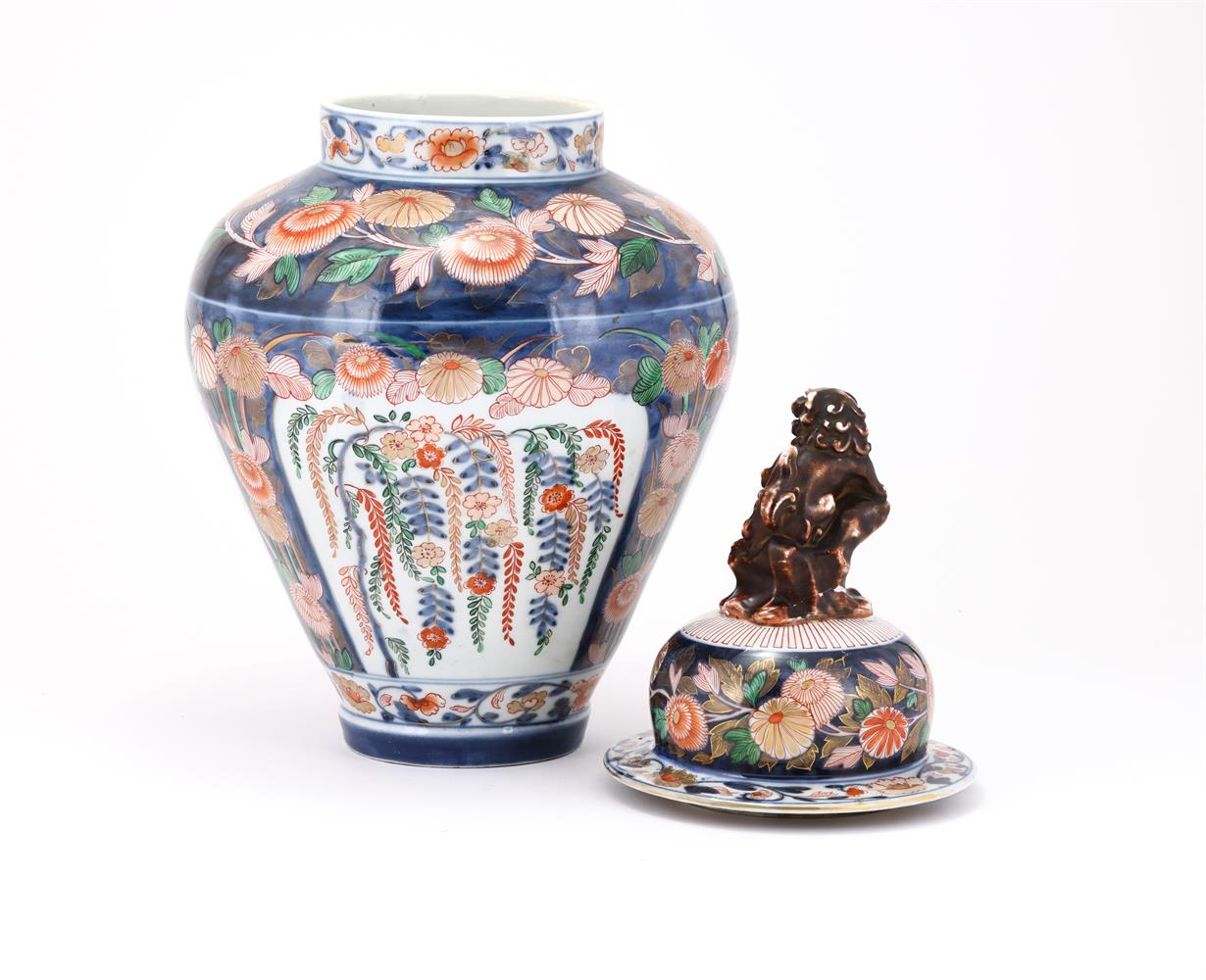 A Samson or Continental Imari vase and cover - Image 3 of 3