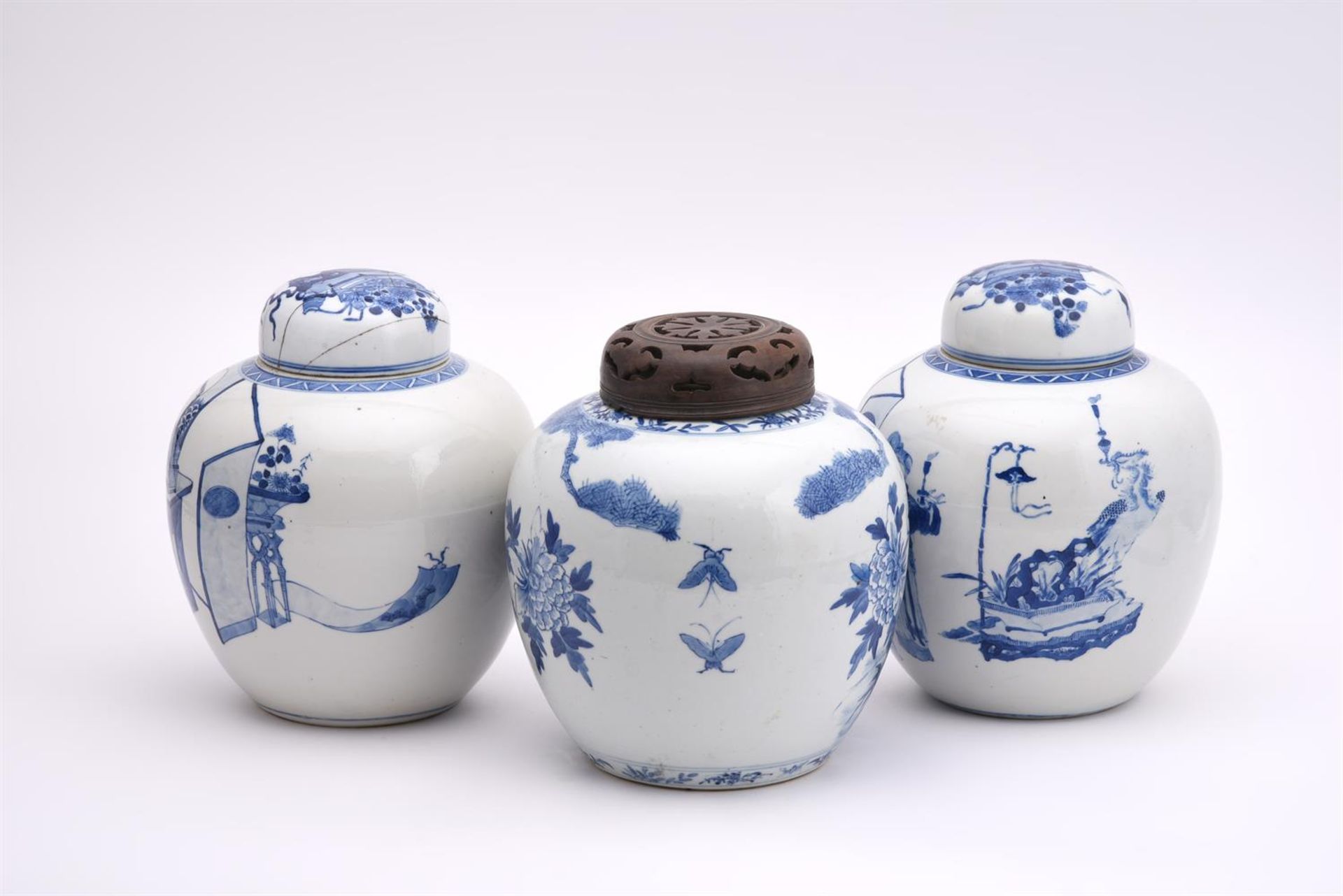 A pair of Chinese blue and white ginger jars and covers - Bild 2 aus 5