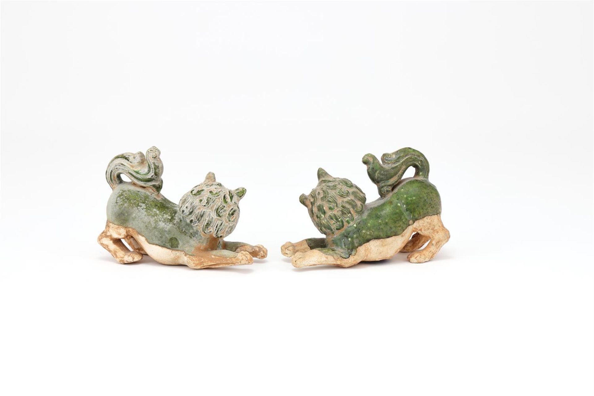 A pair of Chinese green glazed models of lions - Bild 3 aus 4
