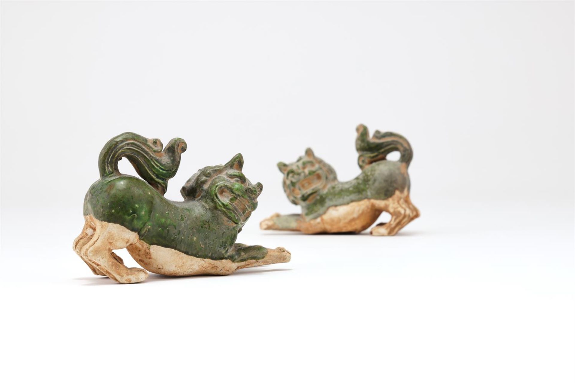 A pair of Chinese green glazed models of lions - Bild 2 aus 4