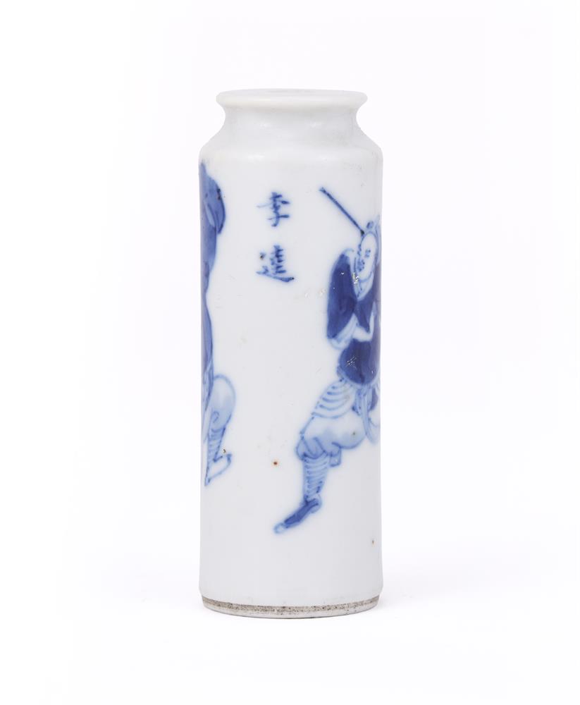 A Chinese blue and white figural snuff bottle - Image 3 of 4