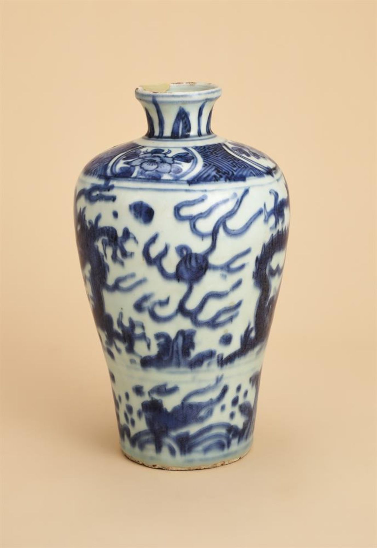 A Chinese blue and white 'Dragon' vase - Bild 3 aus 3