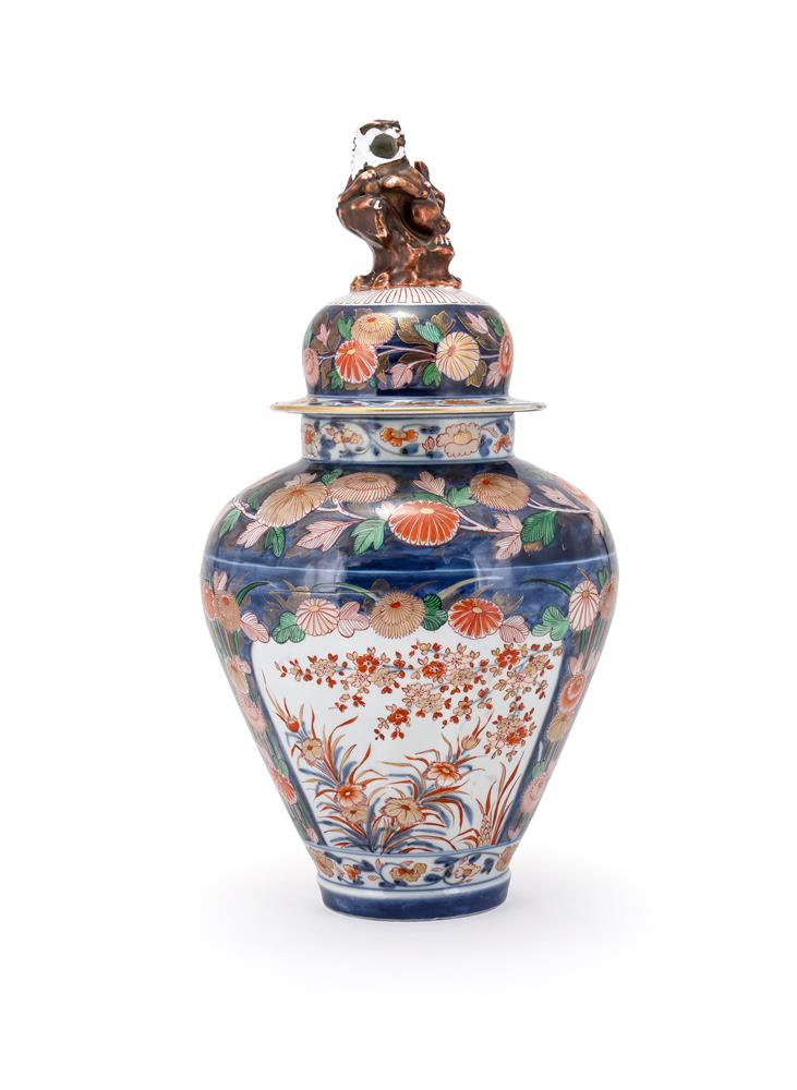 A Samson or Continental Imari vase and cover - Image 2 of 3