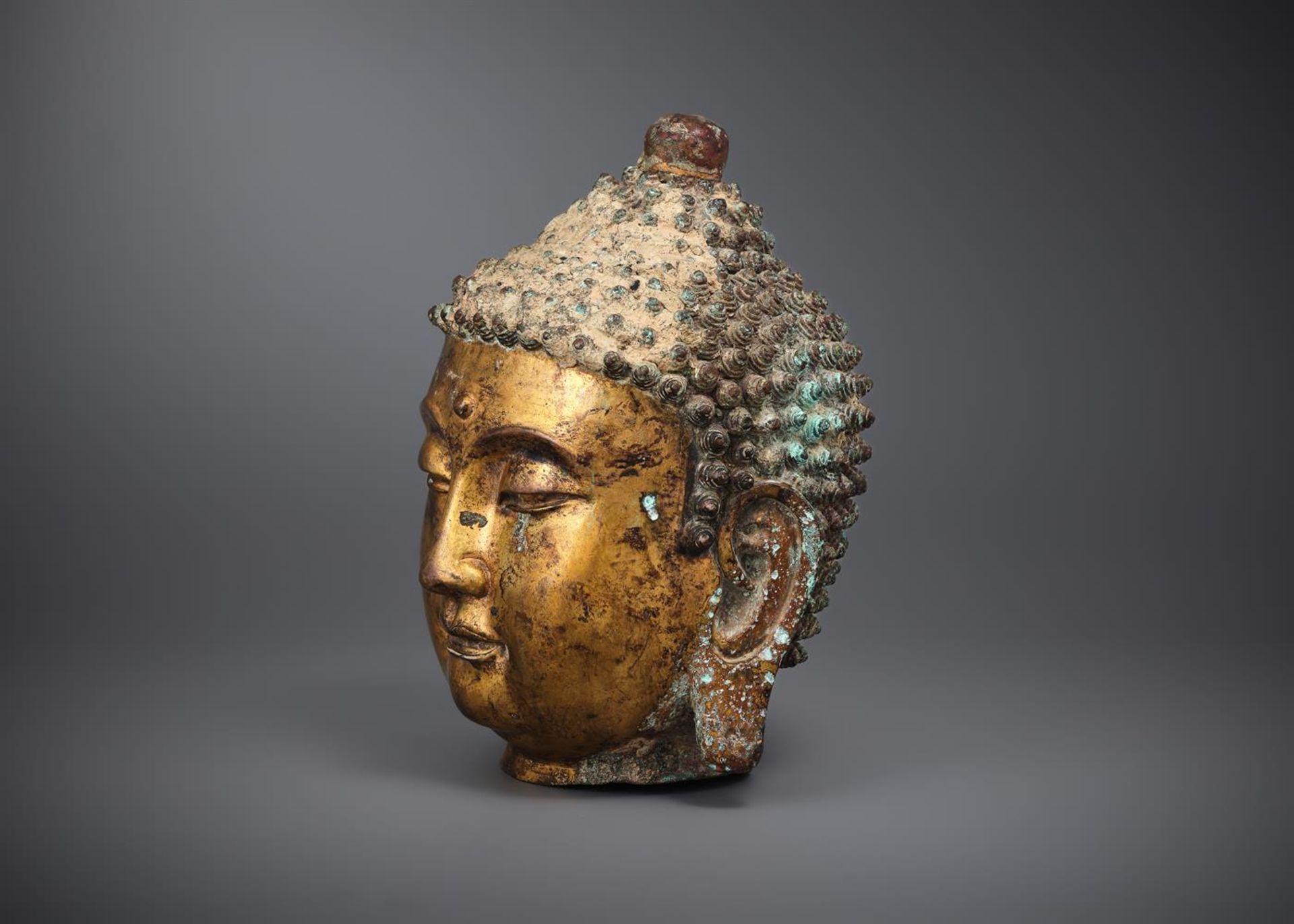 A Chinese gilt-bronze Buddha head - Bild 2 aus 4