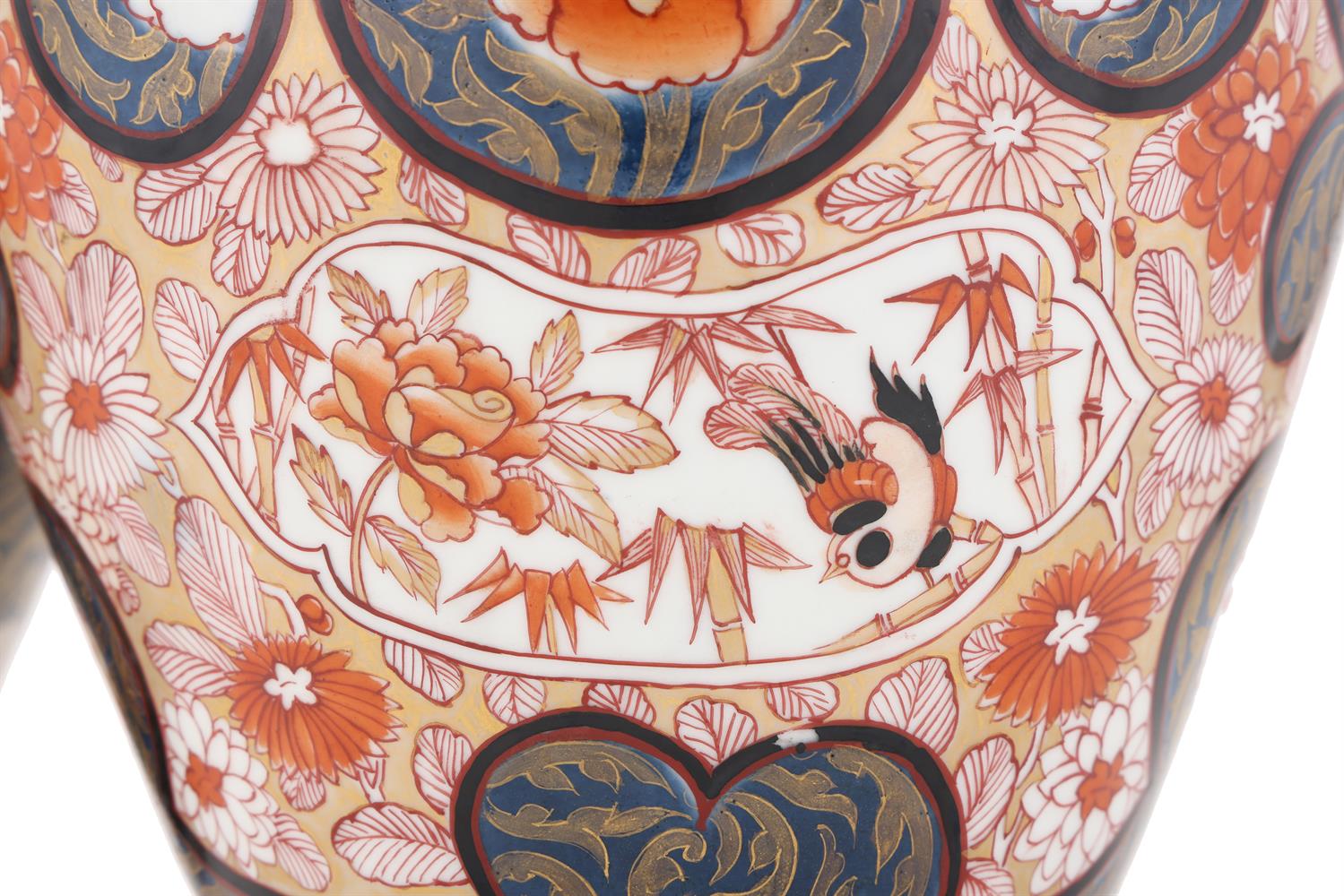A large pair of Samson or Continental Imari vases and covers - Image 2 of 5