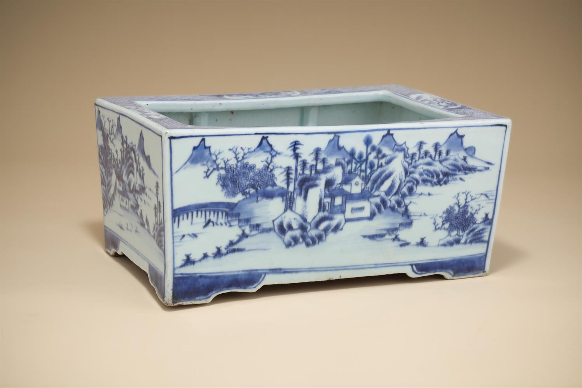 A Chinese blue and white rectangular jardinière - Bild 2 aus 9