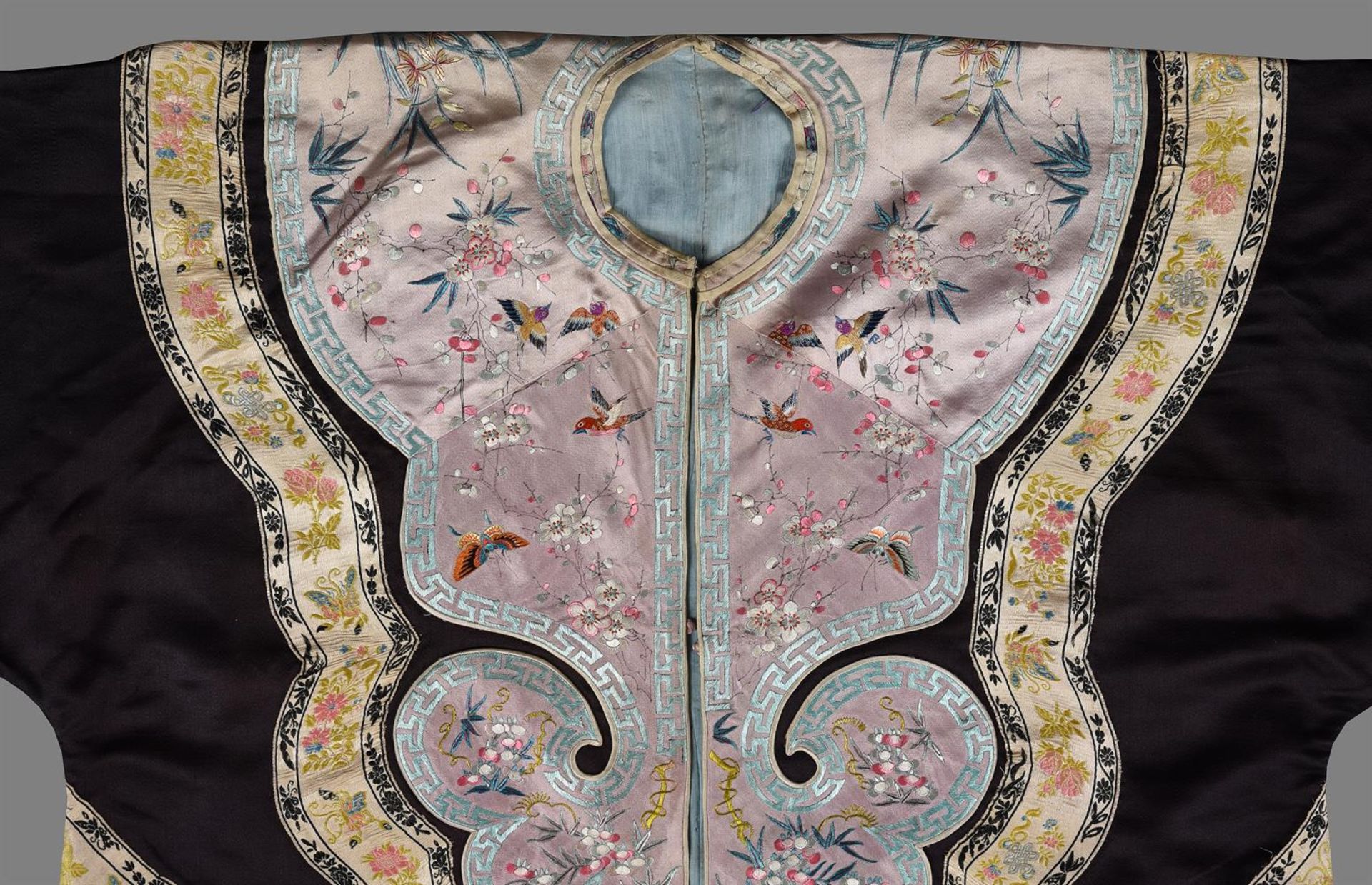 A Chinese embroidered silk short jacket - Bild 5 aus 8