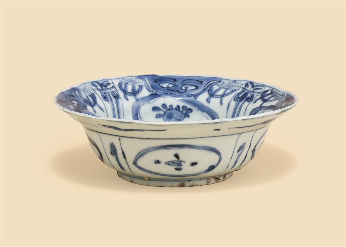 A Chinese small blue and white Kraak dish - Image 2 of 4