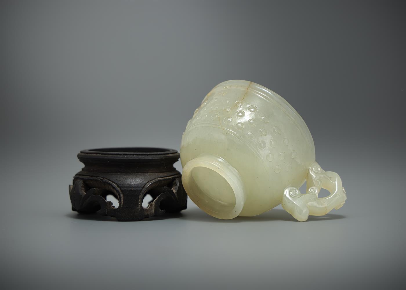 A Chinese pale celadon jade 'Dragon' cup - Image 4 of 4