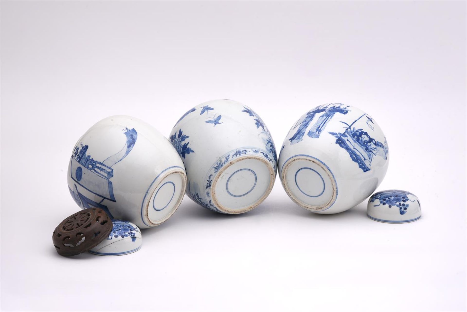 A pair of Chinese blue and white ginger jars and covers - Bild 5 aus 5