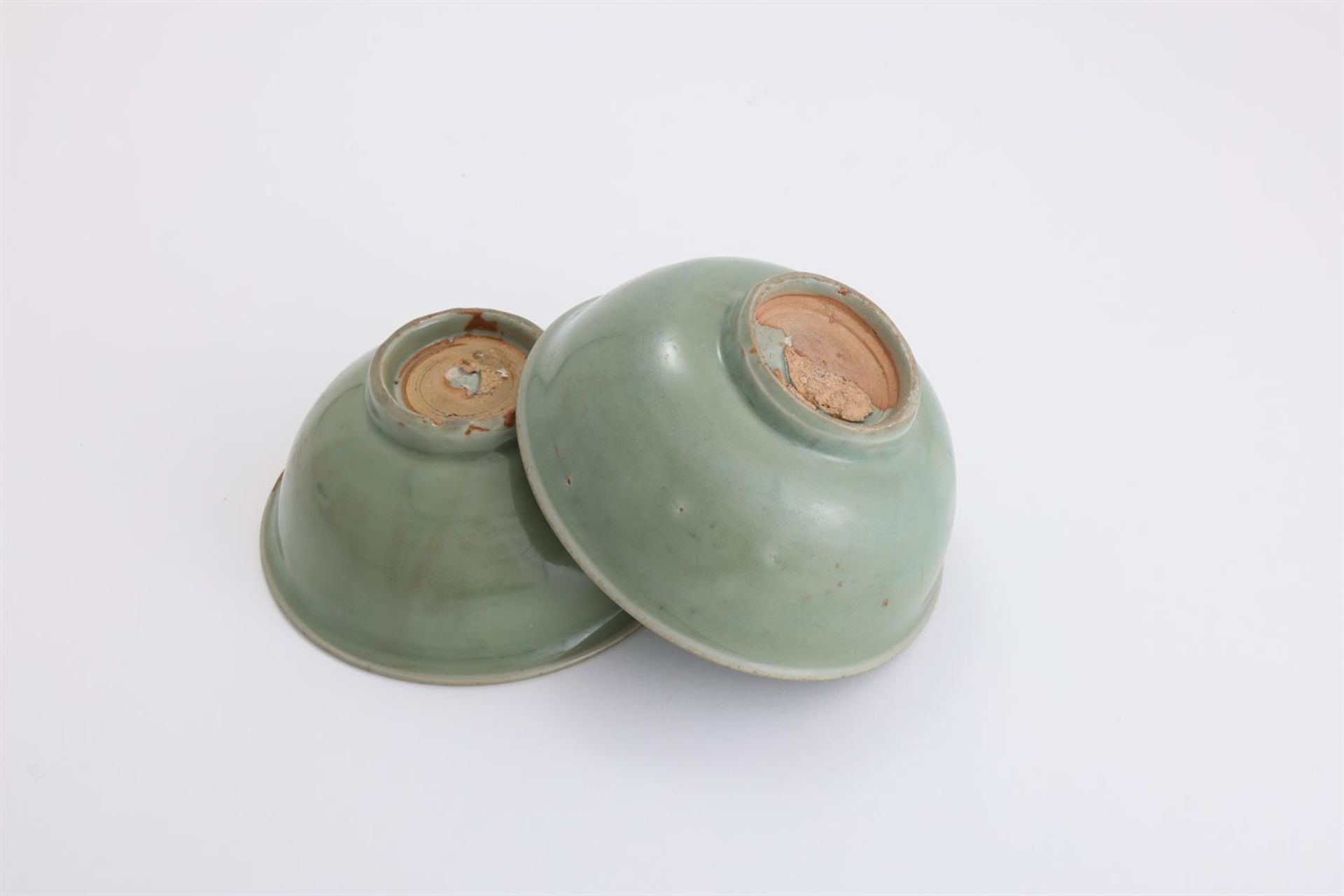 Two similar Chinese 'longquan' celadon 'floral' bowls - Bild 3 aus 3