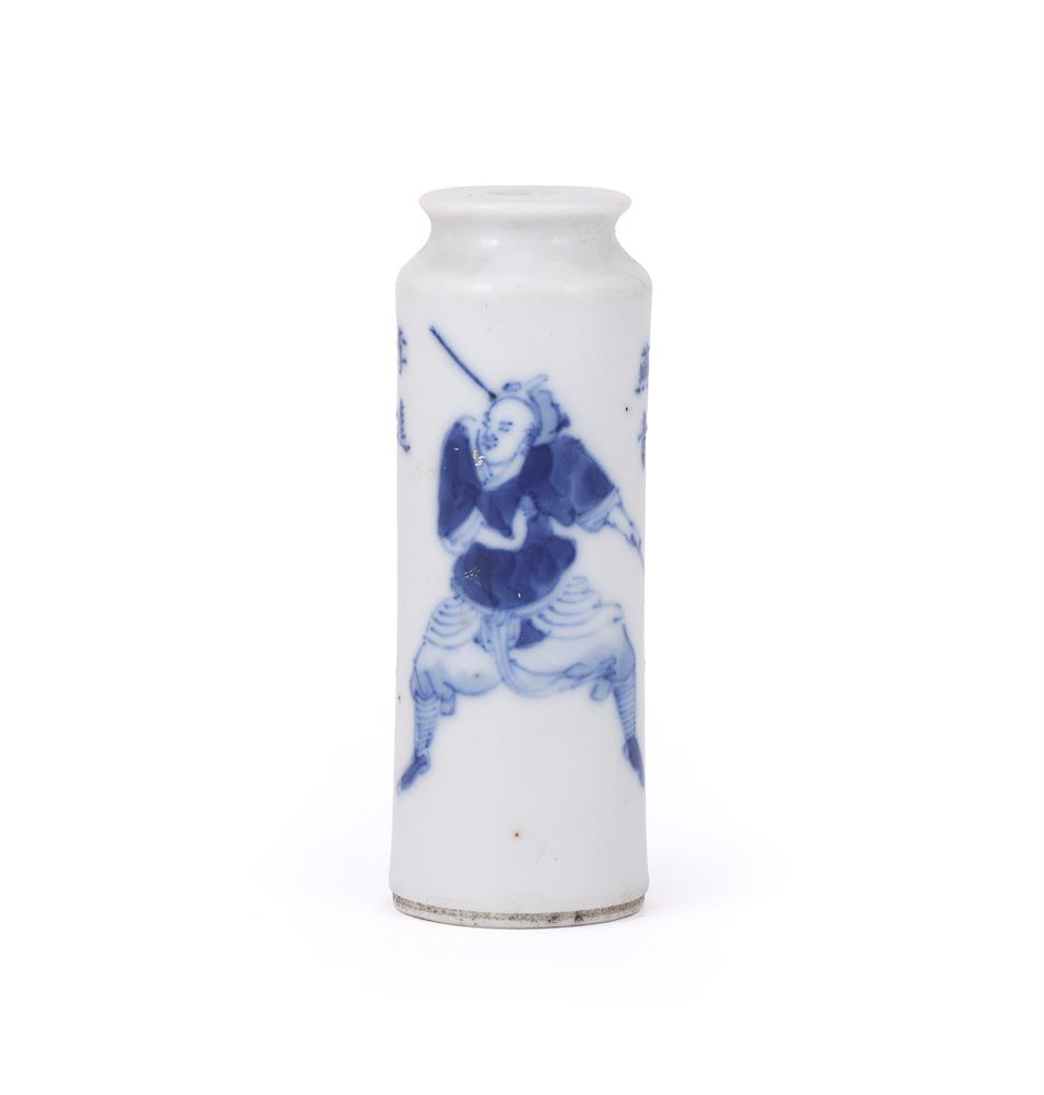 A Chinese blue and white figural snuff bottle - Image 2 of 4