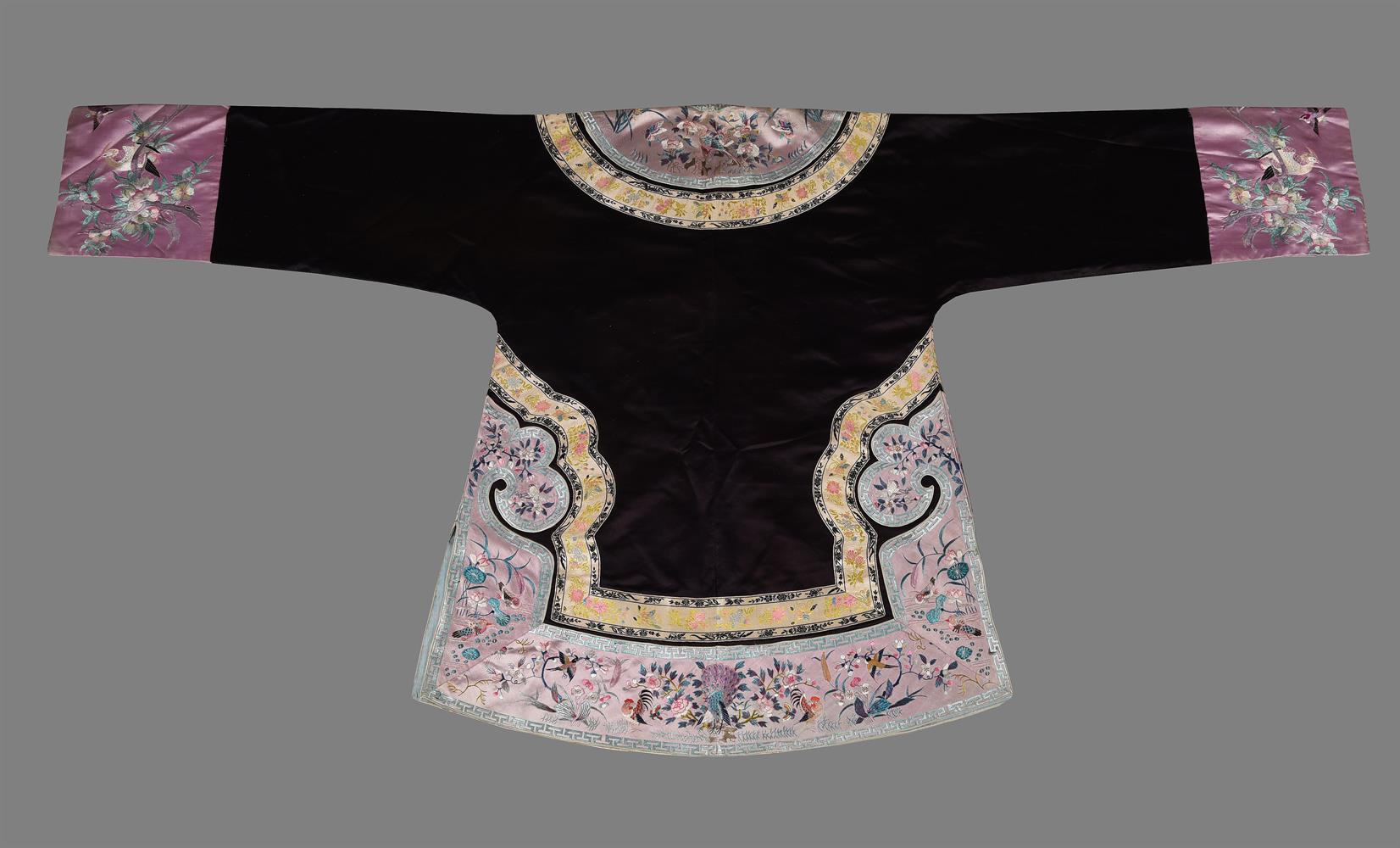 A Chinese embroidered silk short jacket - Image 2 of 8