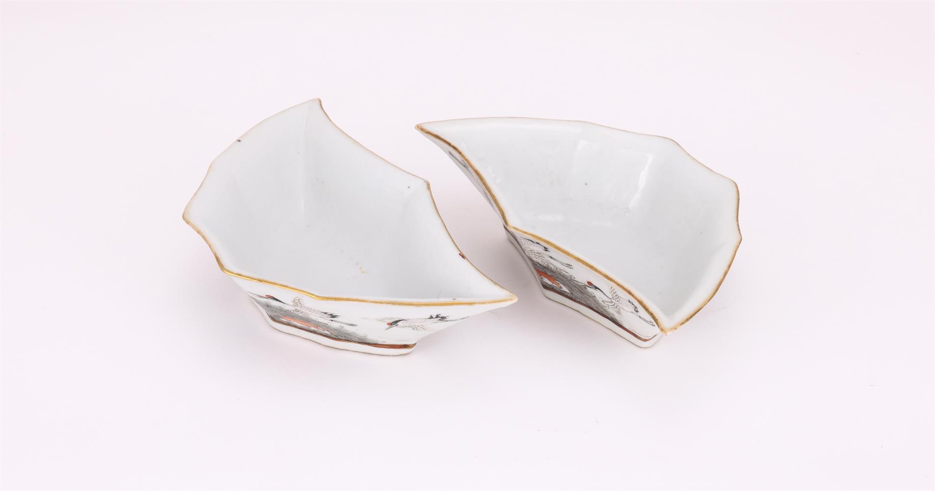 A pair of Chinese Famille Rose shaped dishes - Image 3 of 4