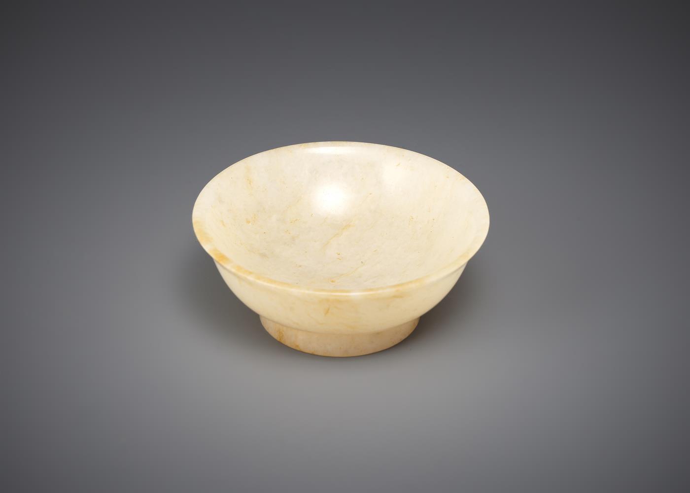 A Chinese small pale celadon and russet jade bowl - Image 2 of 5