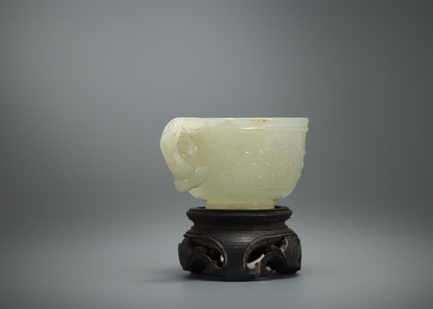 A Chinese pale celadon jade 'Dragon' cup - Image 3 of 4