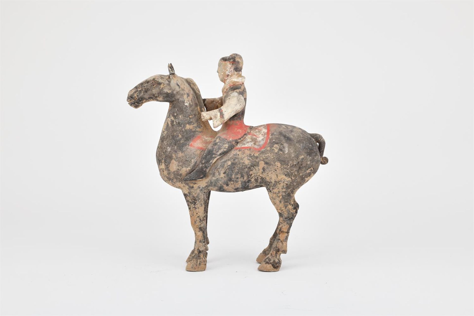 A Chinese painted pottery horse and rider - Bild 2 aus 5