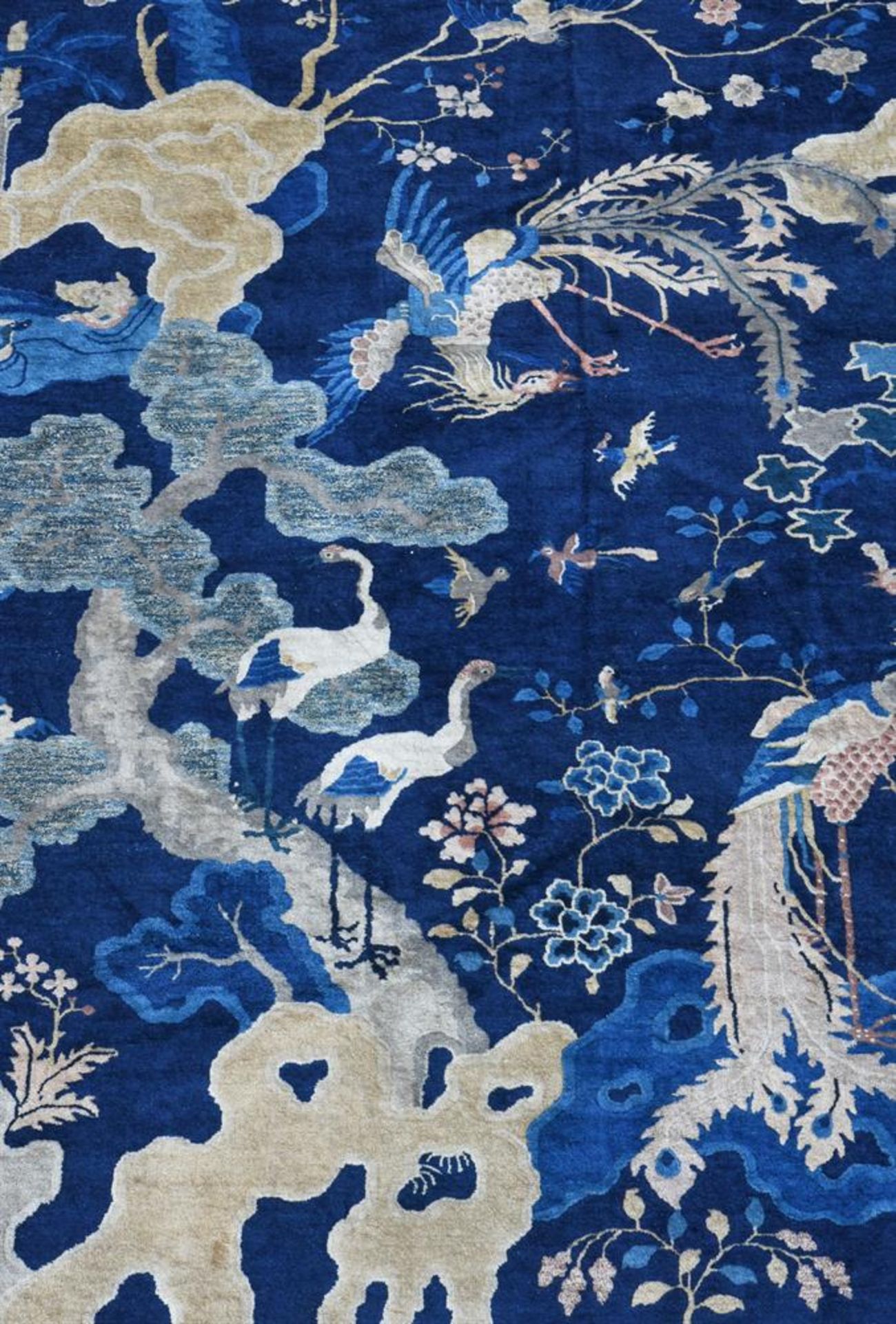 An attractive large Chinese wool rug - Image 3 of 5