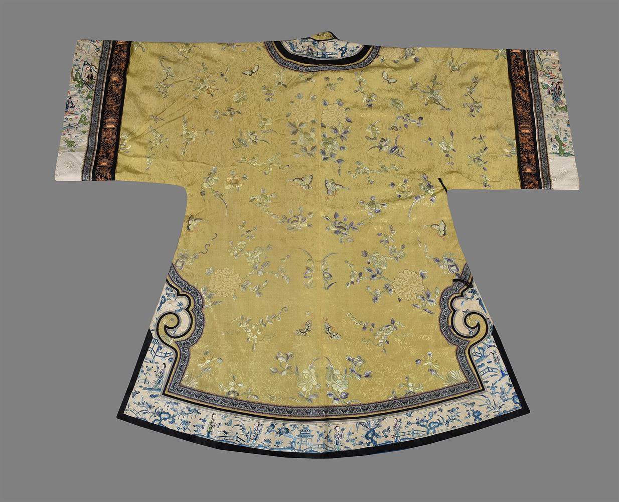 A Chinese yellow silk Manchu woman's informal robe - Image 2 of 7