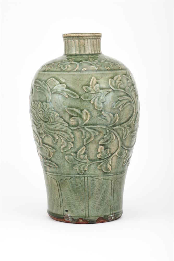 A Chinese Longquan celadon vase - Image 3 of 4