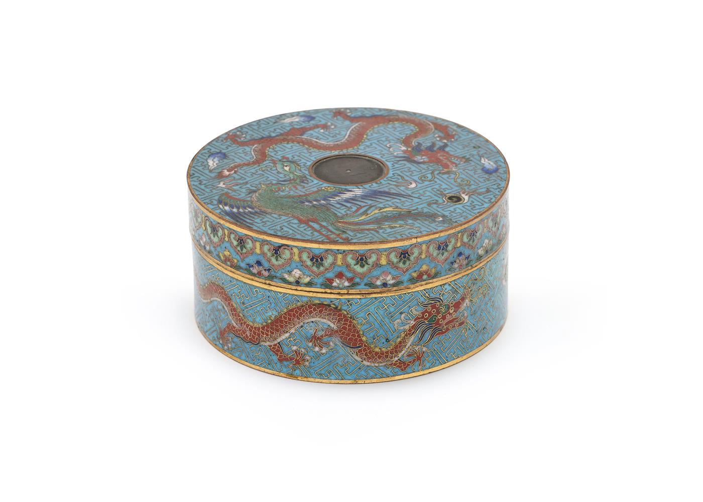 A Chinese cloisonné circular box and cover - Image 2 of 4