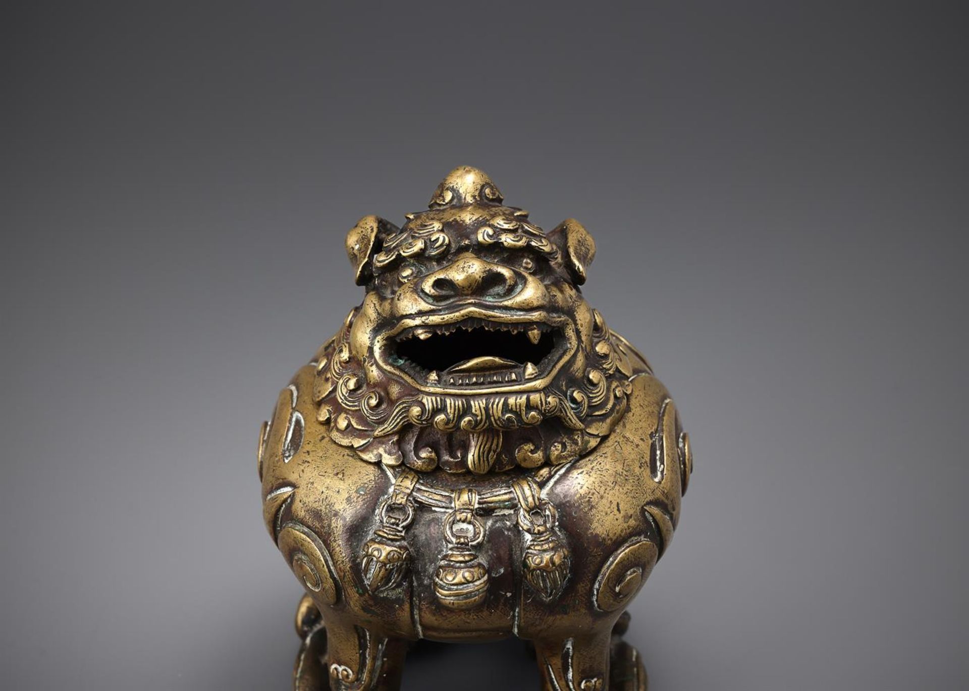 A Chinese gilt-bronze Luduan-form censer - Bild 3 aus 6
