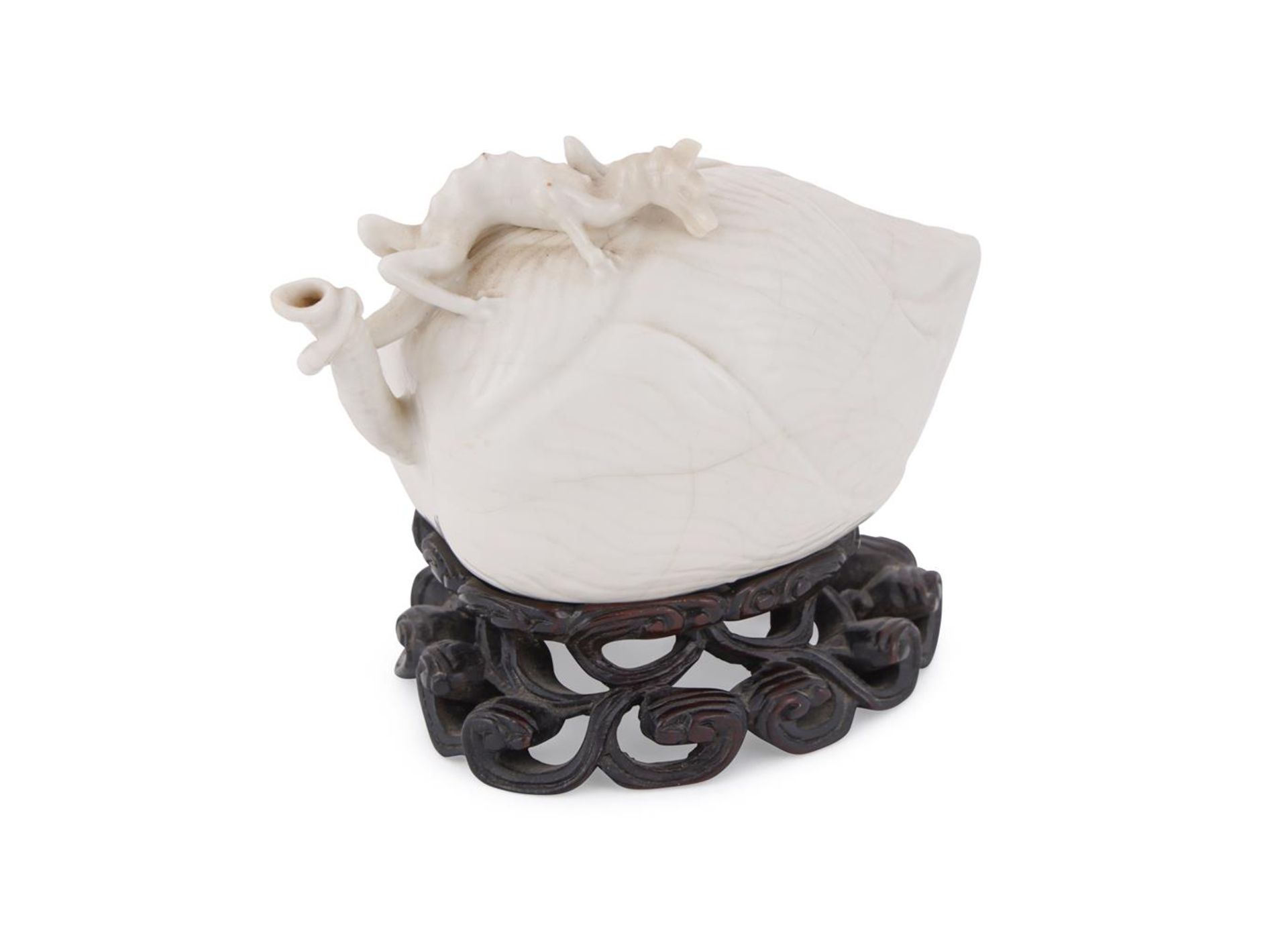 A Chinese white glaze 'Lotus and dragon' water dropper - Bild 2 aus 4