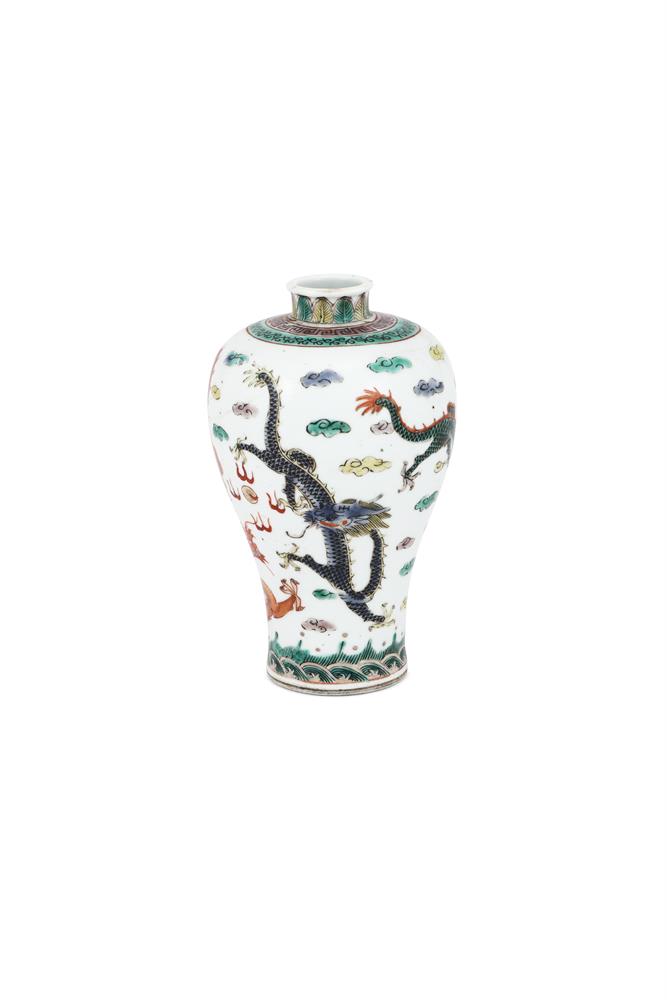 A Chinese Famille Verte 'dragon' vase - Bild 2 aus 7