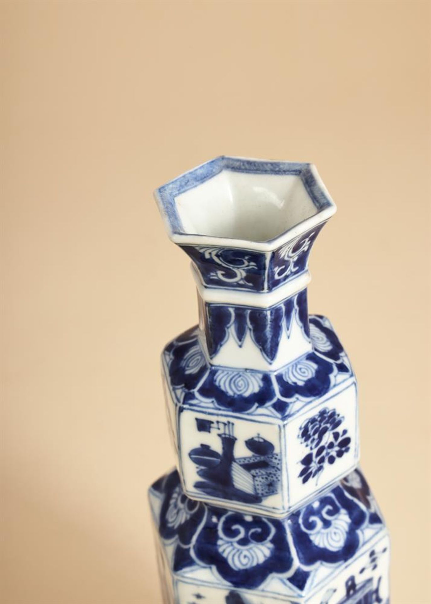 A Chinese blue and white vase - Bild 3 aus 3