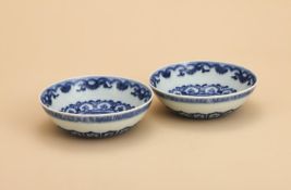 A pair of Chinese blue and white 'Mantouxin' bowls