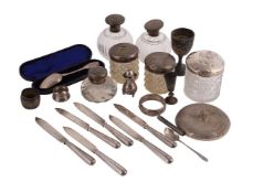 A COLLECTION OF SILVER AND SILVER MOUNTED ITEMS