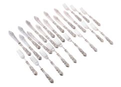 A SET OF TWELVE EDWARDIAN SILVER HANDLED KNIVES AND FORKS