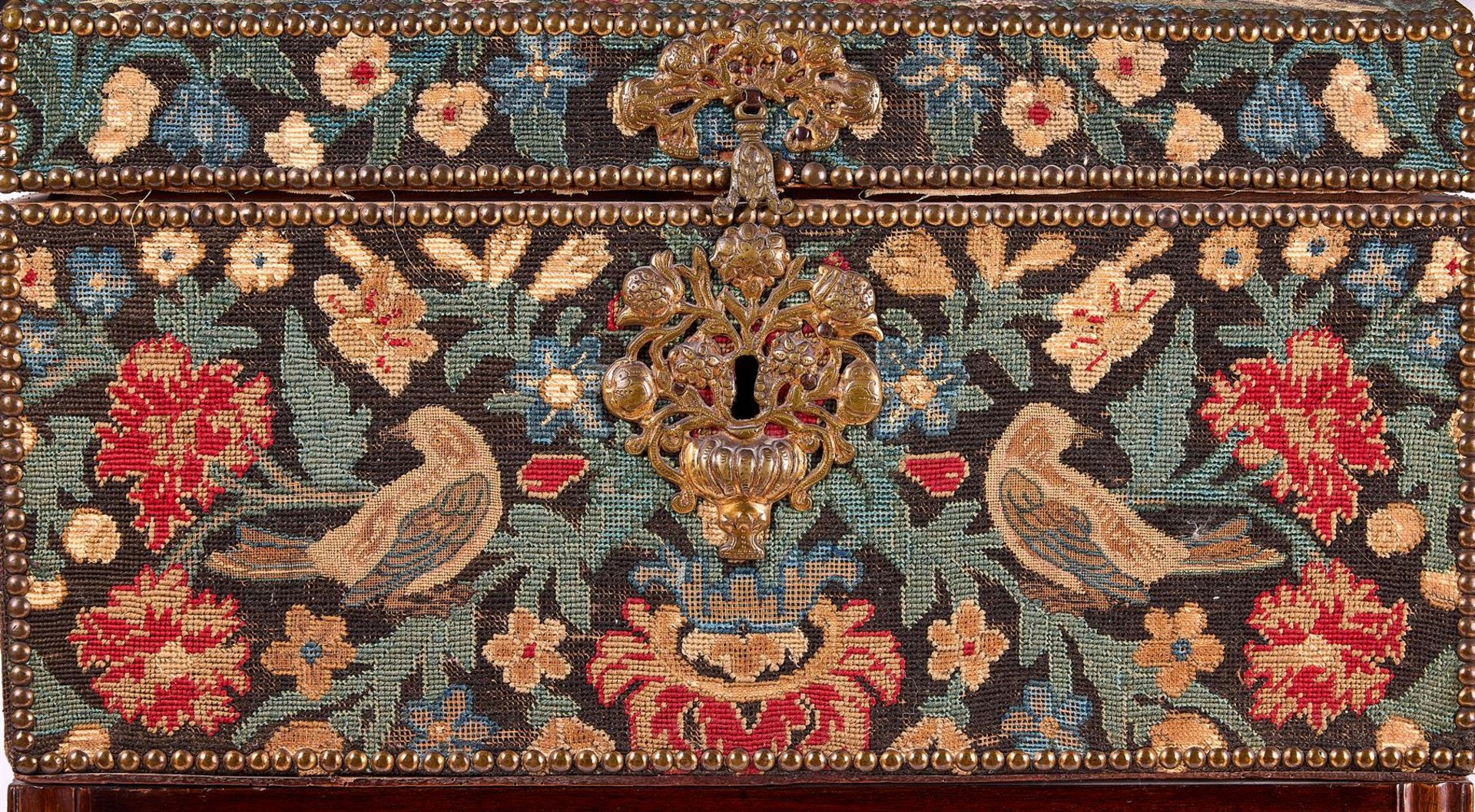 A GEORGE I GROS AND PETIT POINT NEEDLEWORK DOMED COFFER ON LATER STAND CIRCA 1720 - Bild 3 aus 3