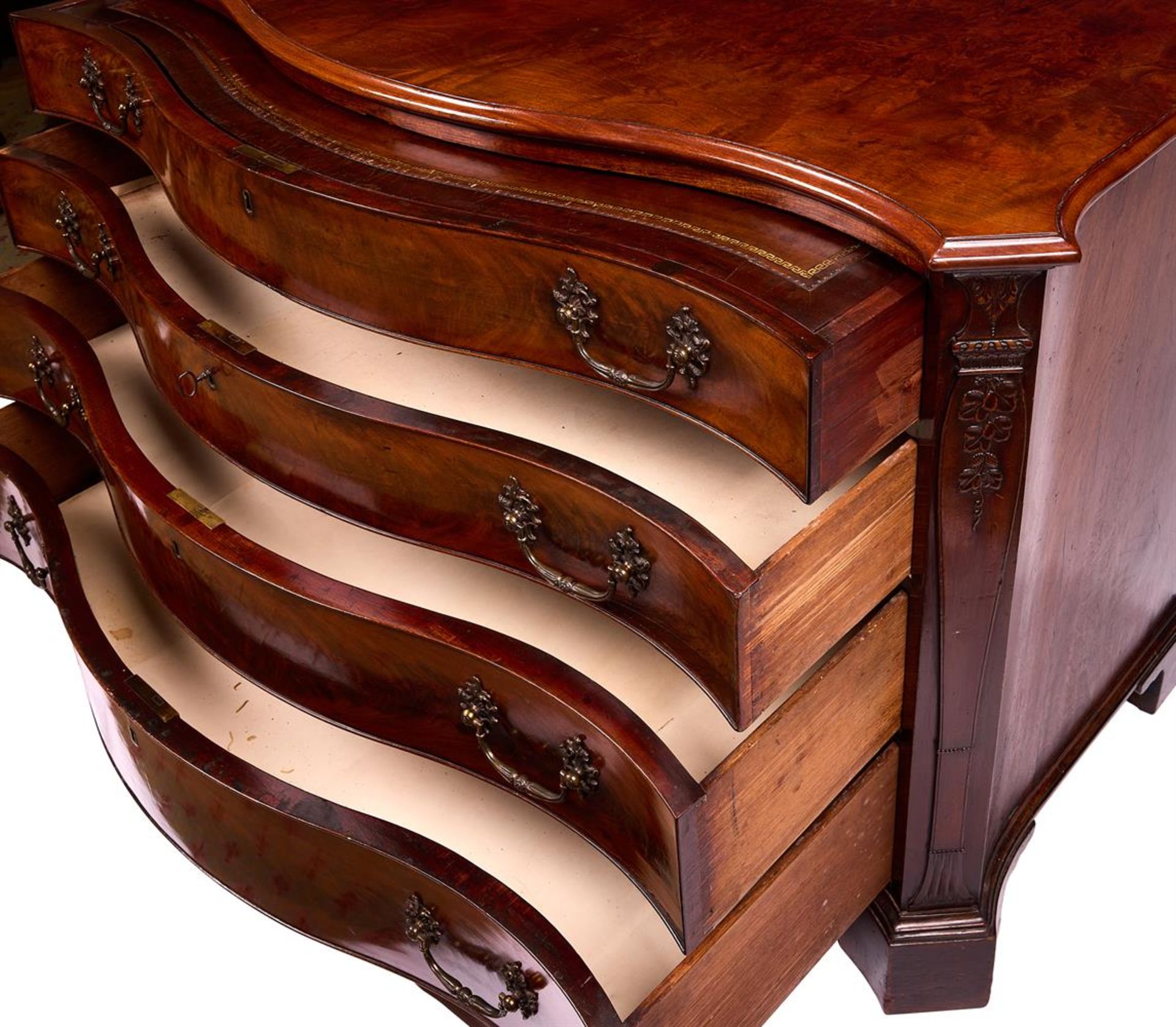 A GEORGE III MAHOGANY SERPENTINE DRESSING-COMMODE CIRCA 1760 - Image 5 of 7