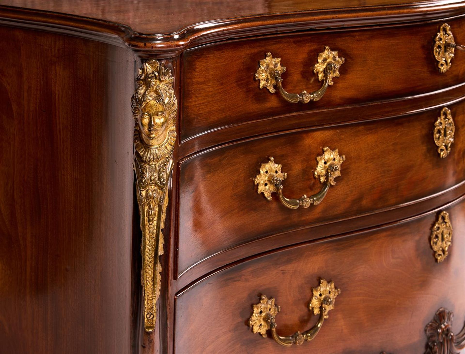 A GEORGE III ORMOLU-MOUNTED MAHOGANY SERPENTINE COMMODE - Bild 3 aus 6