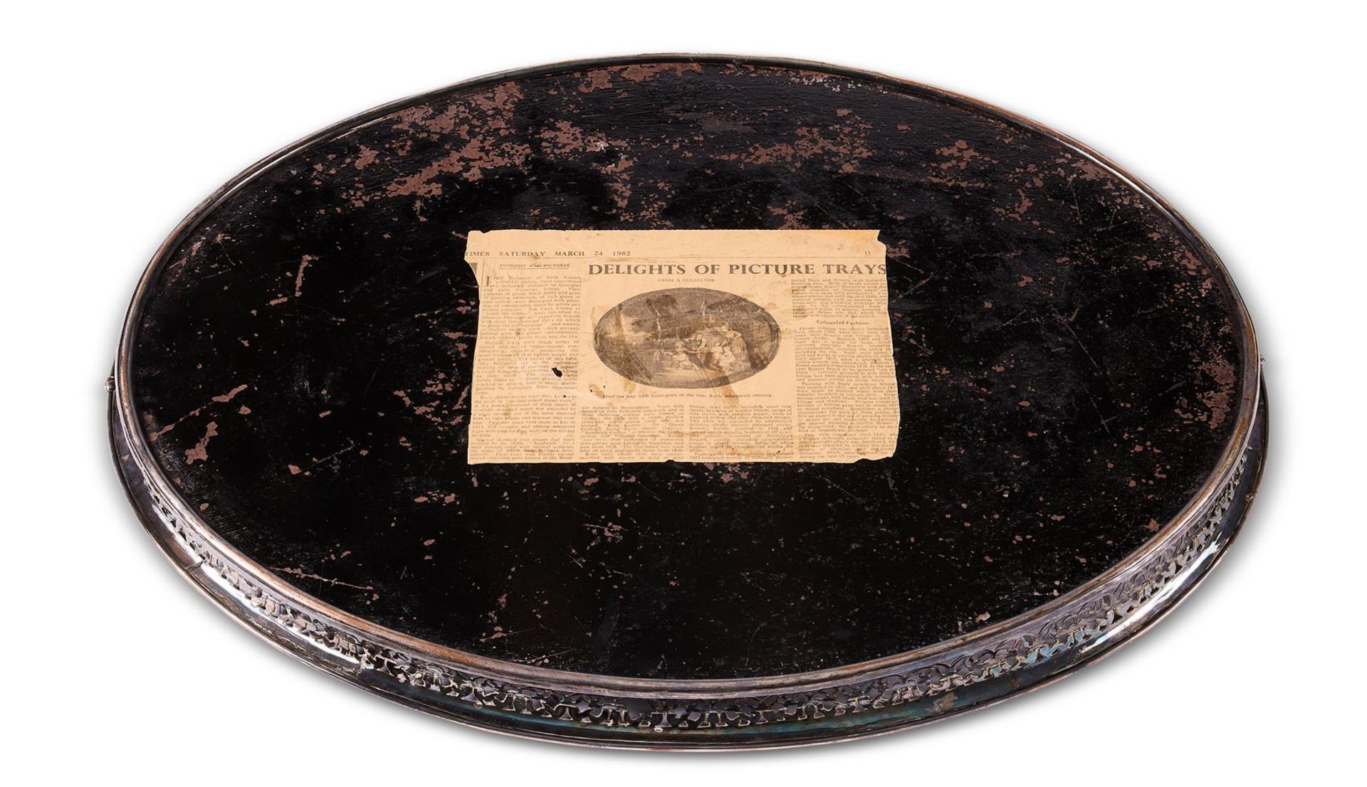 A SHEFFIELD PLATE MOUNTED TÔLE PEINTE TWIN HANDLED OVAL TRAY MID 19TH CENTURY - Bild 2 aus 2