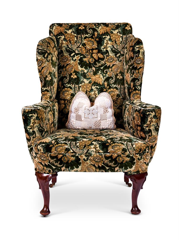 A WALNUT AND FLORAL TAPESTRY UPHOLSTERED WING ARMCHAIR OF GEORGE I STYLE - Bild 3 aus 3