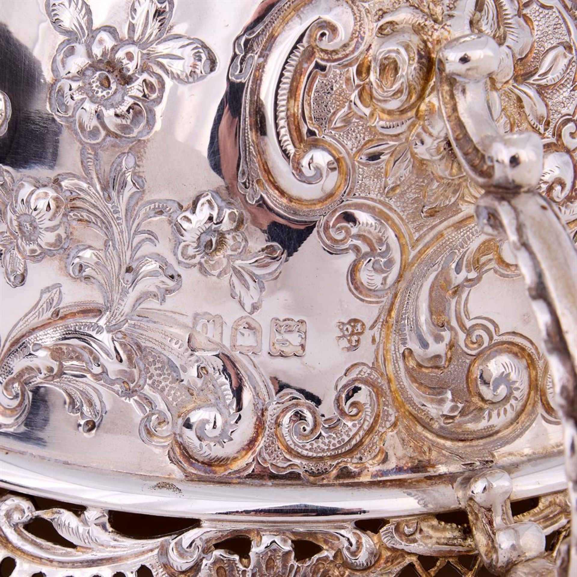 A CASED VICTORIAN CHRISTENING SILVER TWIN HANDLED BOWL, KNIFE, FORK AND SPOON - Bild 2 aus 3