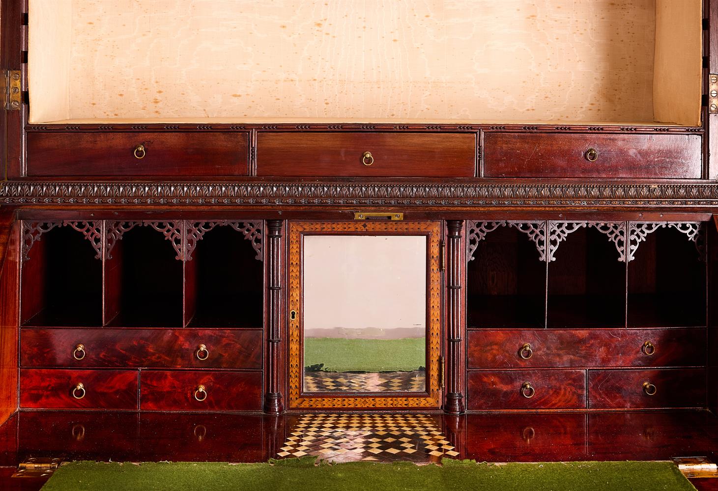 A GEORGE III MAHOGANY BUREAU-CABINET - Image 5 of 6