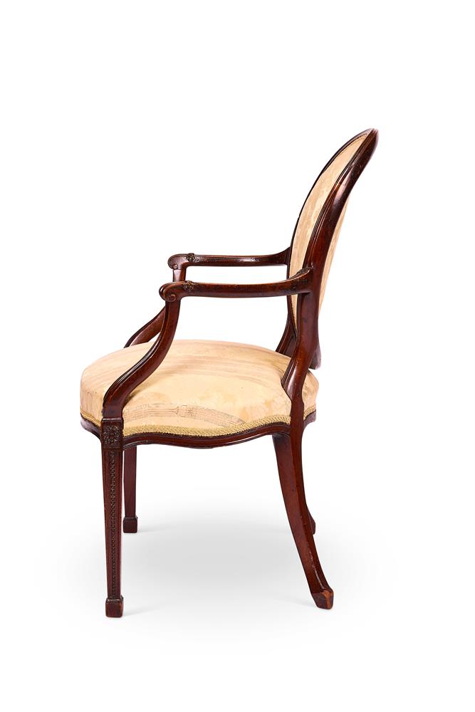 A GEORGE III MAHOGANY OPEN ARMCHAIR - Image 3 of 4