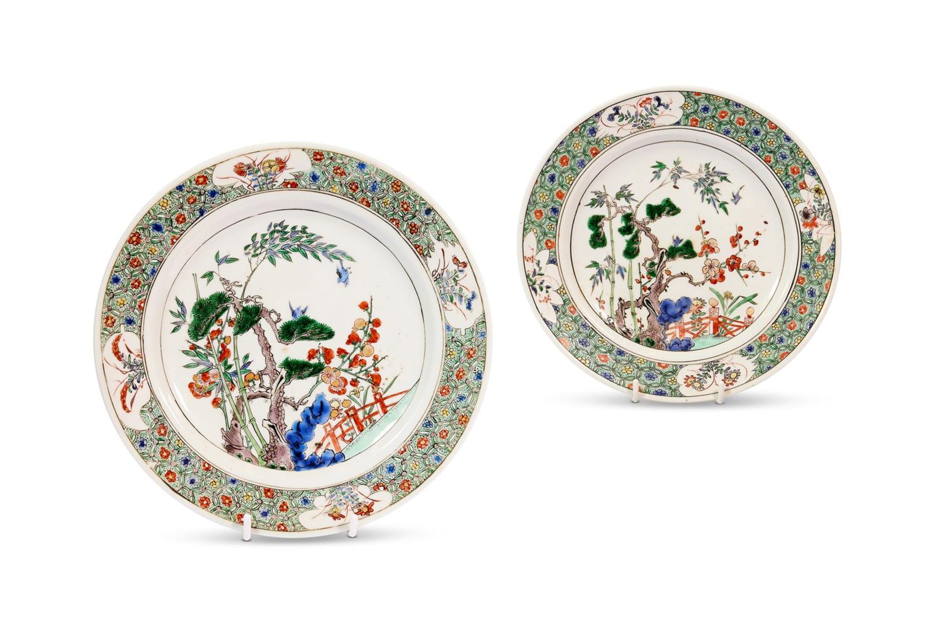 A PAIR OF CHINESE FAMILLE VERTE 'THREE FRIENDS OF WINTER' PLATES, QING DYNASTY