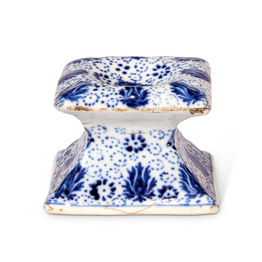 A CHINESE BLUE AND WHITE SALT CELLAR, QING DYNASTY - Image 2 of 4