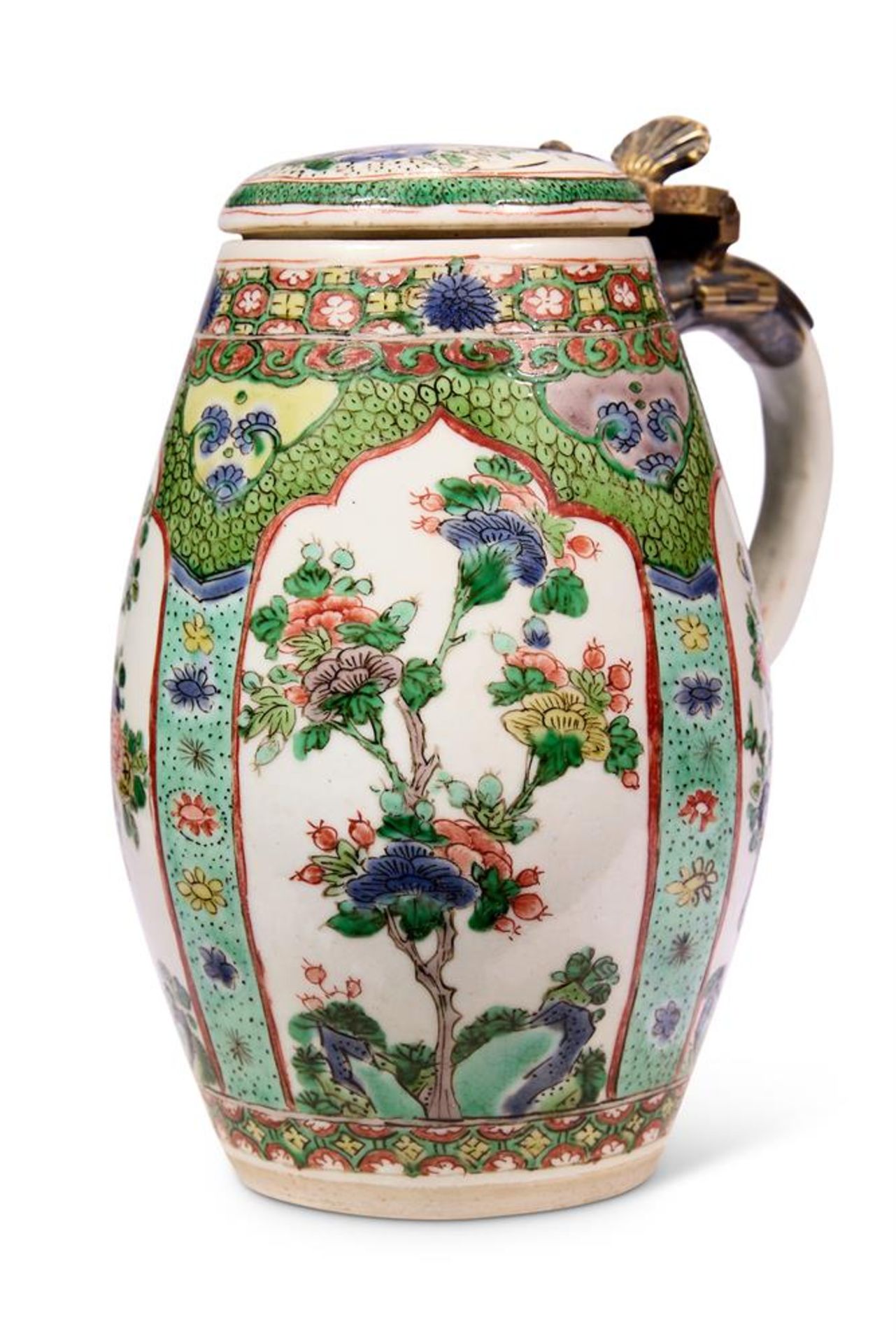 A PAIR OF CHINESE FAMILLE VERTE BARREL­SHAPED TANKARDS AND COVERS, QING DYNASTY - Image 4 of 6