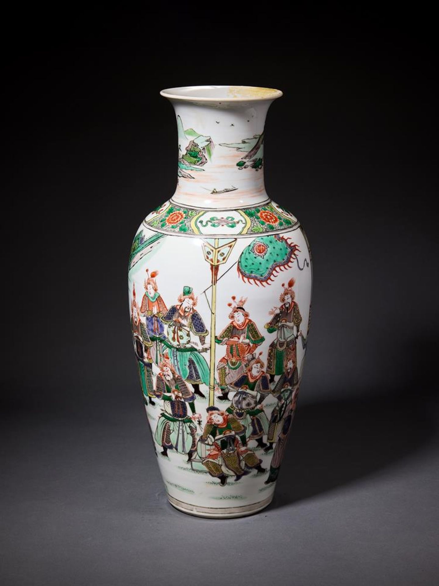 A LARGE CHINESE FAMILLE-VERTE 'ROMANCE OF THE THREE KINGDOMS' VASE, KANGXI PERIOD (1662-1722) - Image 2 of 3