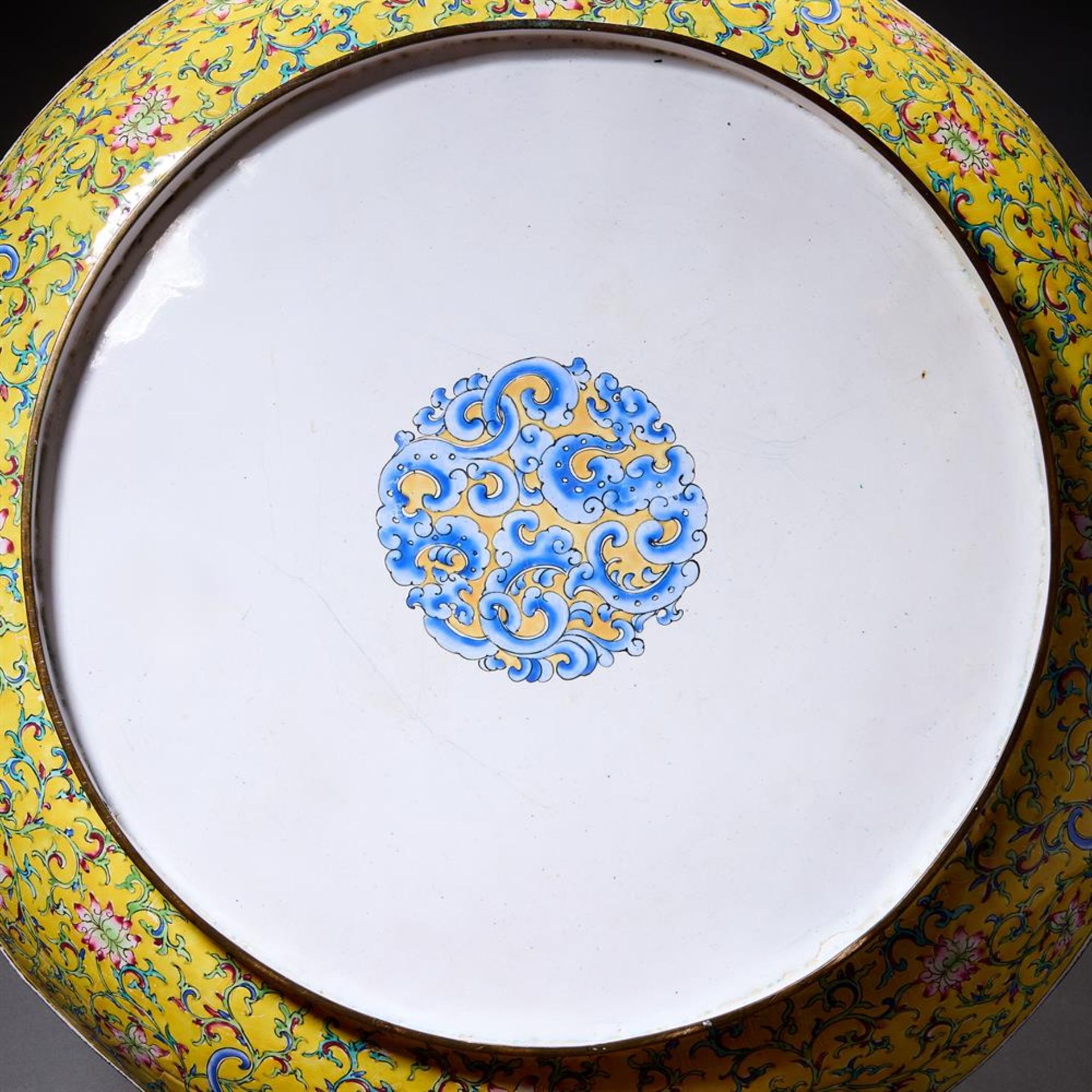 A LARGE CANTON ENAMEL 'FIVE SCHOLARS' DISH, QING DYNASTY - Image 2 of 5