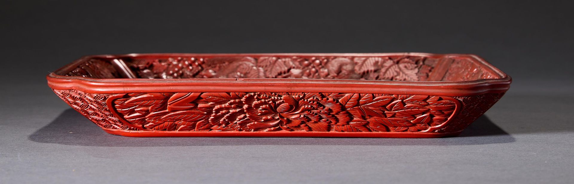 A CHINESE RED CINNABAR LACQUER CARVED SQUARE DISH, MING DYNASTY - Bild 3 aus 3